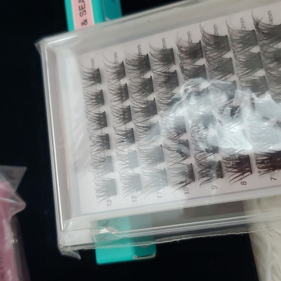 Set Of 2 BOLD Eyelashes, 1 Set Of Cluster Lashes & 1 Bond & Seal Lash Glue - Picture 4 of 7